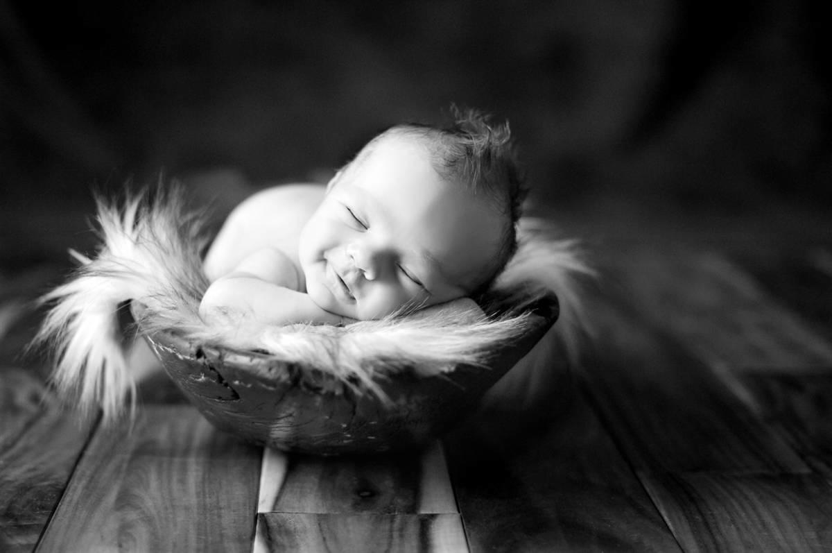 Сон оберегать ребенка. Фотосессия младенцев. Фото младенца. Новорожденный малыш. Фотосессия с новорожденным.