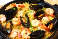 barcelona-traditional-paella-meat-seafood-1024x7222