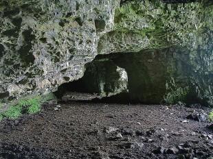 800px-Cave_keshcorran_caves_near_carrowkeel_in_Ireland