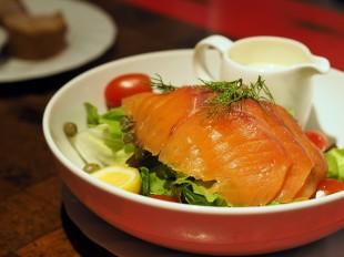 smoked-salmon-salad-1768890_640