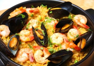 barcelona-traditional-paella-meat-seafood-1024x722