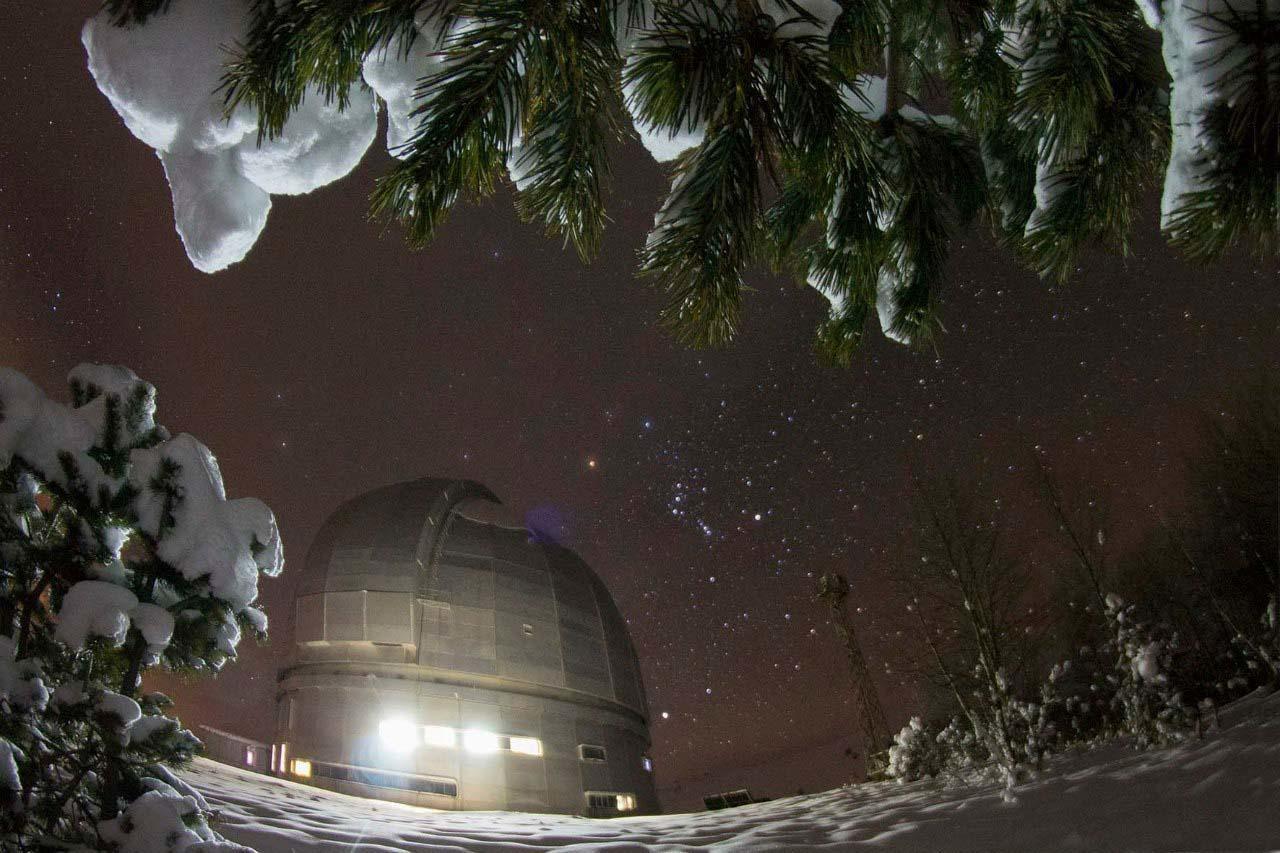 160 января. Астрономическая елка. Горная обсерватория. Полет на шаре в Архызе зима 2023. Обсерватория Архыз фото ночью звезды.